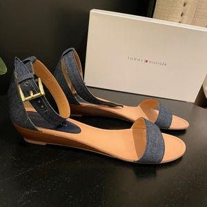 Tommy Hilfiger sz 10 blue denim sandals